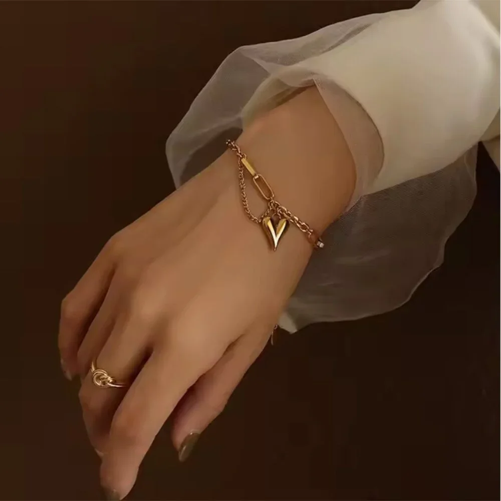 Elegant Gold Bracelet with Heart Charm